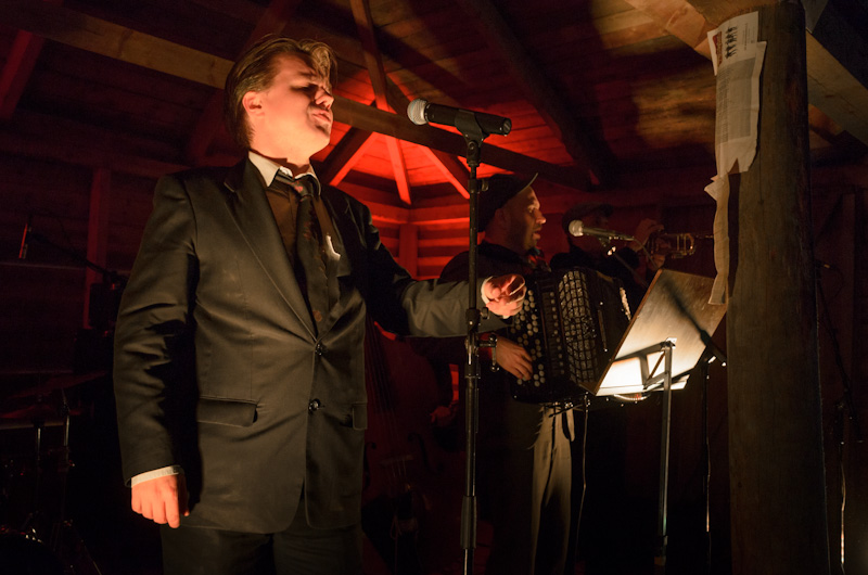 Jaakko Laitinen Väärine rahoineen musisoi Porttikosken lavatansseissa