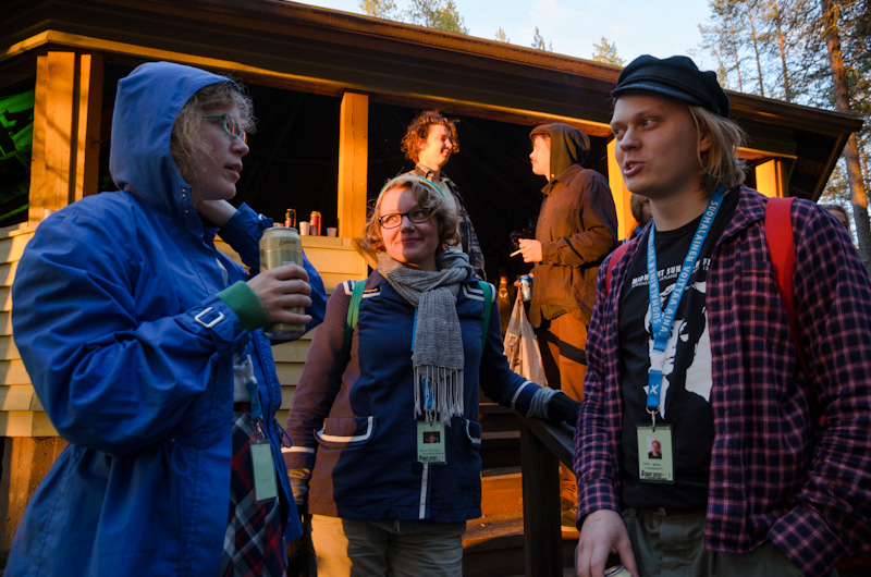 Helka Mäkinen, Fanni Uusitalo ja Antti Kässi nautiskelivat tunnelmasta Porttikoskella