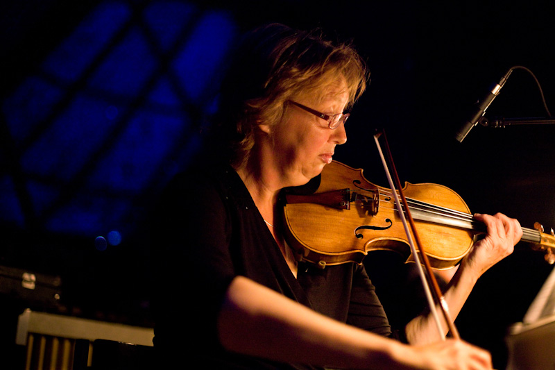 Eeva Koskinen illan mykkäelokuvanäytöksessä