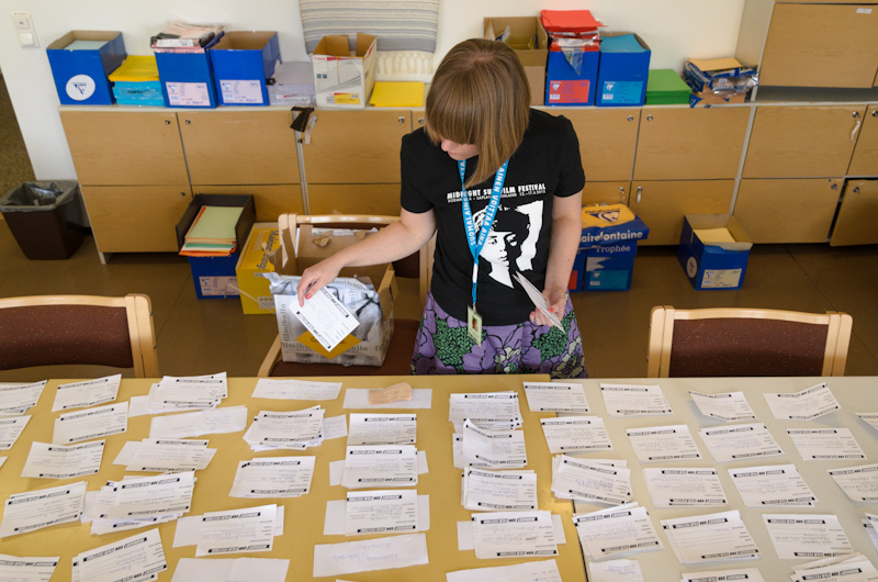 Tytti Kervinen sai kunniakkaan tehtävän laskea toiveuusintaäänestyksen lipukkeet