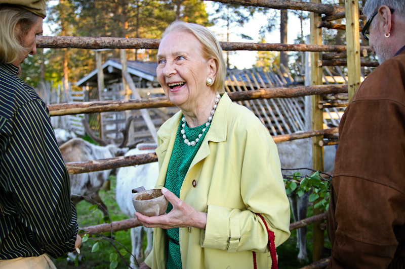 Porot huvittivat Taina Elgiä