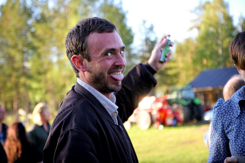 Axel suihkuttamassa hyttyssuihketta