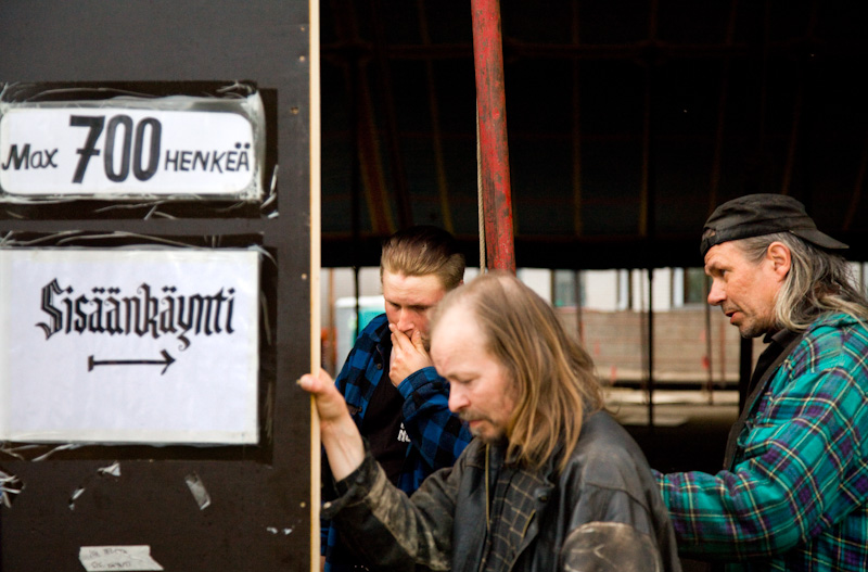 Ison teltan sisäänkäynnin purkua