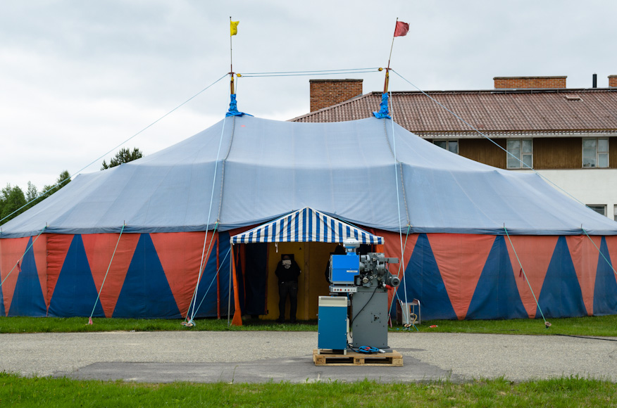 Pieni teltta ja sen projektori