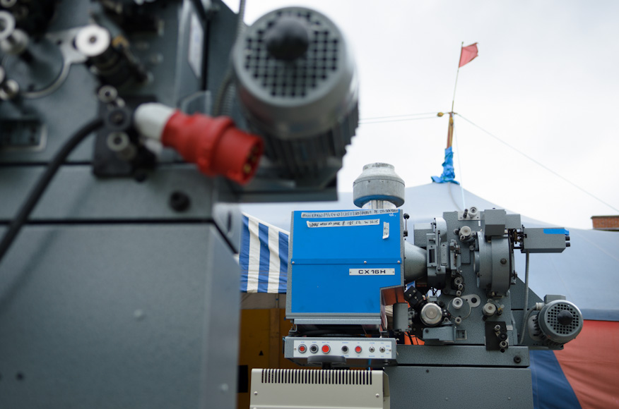 Pikkuteltan projektorit tuulisena ja koleana tiistaina