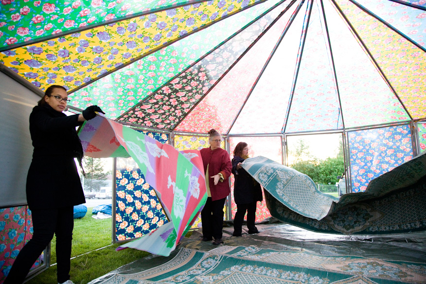 Shiffa ry:n porukka pystyttää koulun pihalle telttaa lasten elokuvanäytöksiä varten