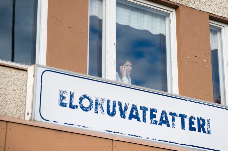 Elokuvateatterin ikkunassa