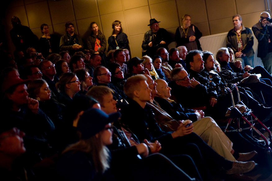 Avajaisnäytöksen yleisöä