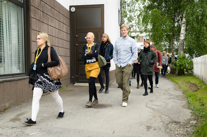 Esityspaikkatalkoolaisia matkalla Lapinsuusta koululle