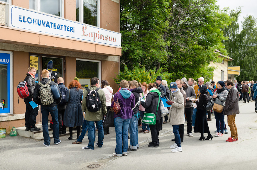 Jono hetkeä ennen lipunmyynnin alkua