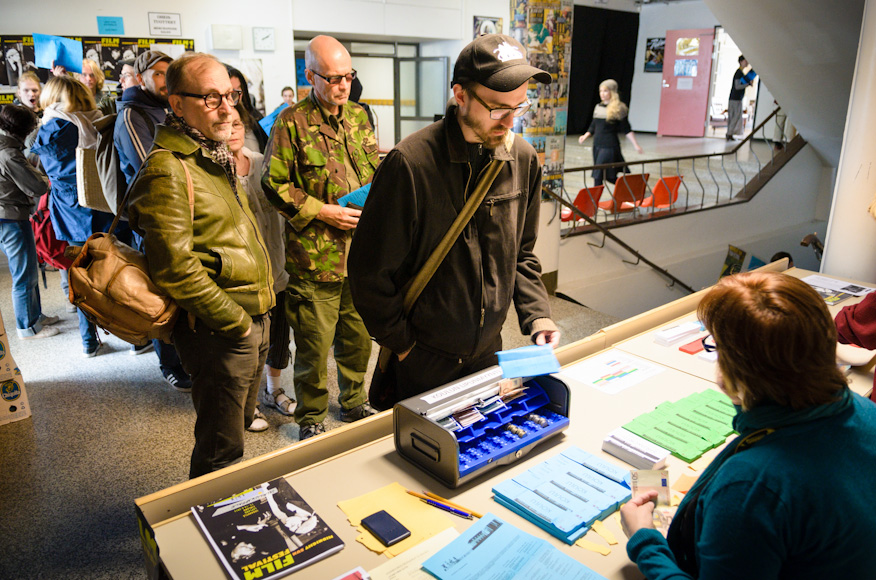 Lipunmyyntiä koululla