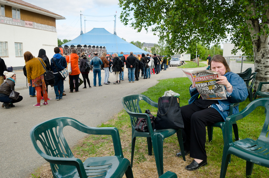 Elokuvajuhlilla itseään voi viihdyttää myös jonottamalla ja lehtiä lukemalla
