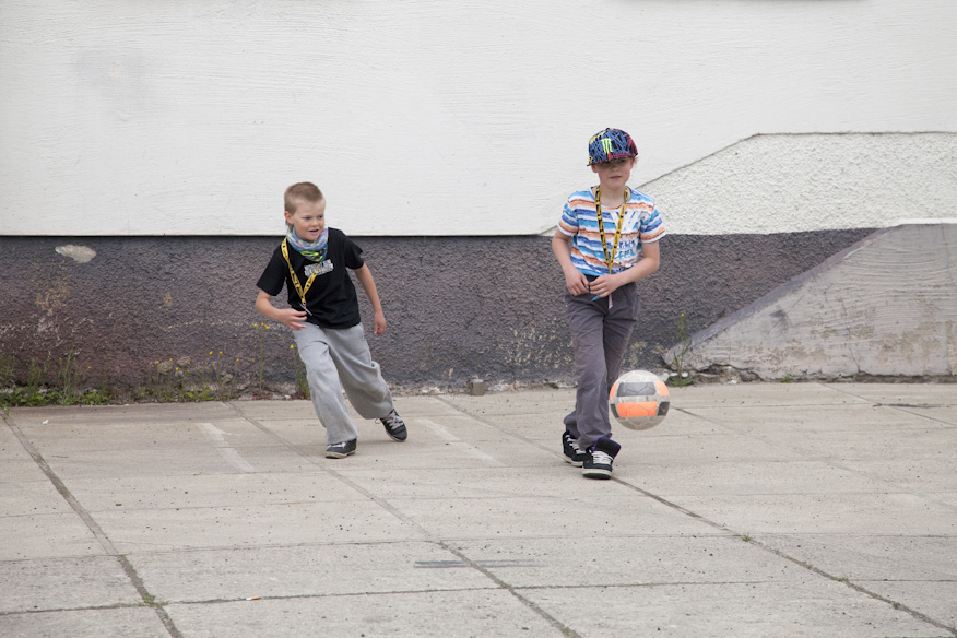 Jalkapalloa koulun pihalla