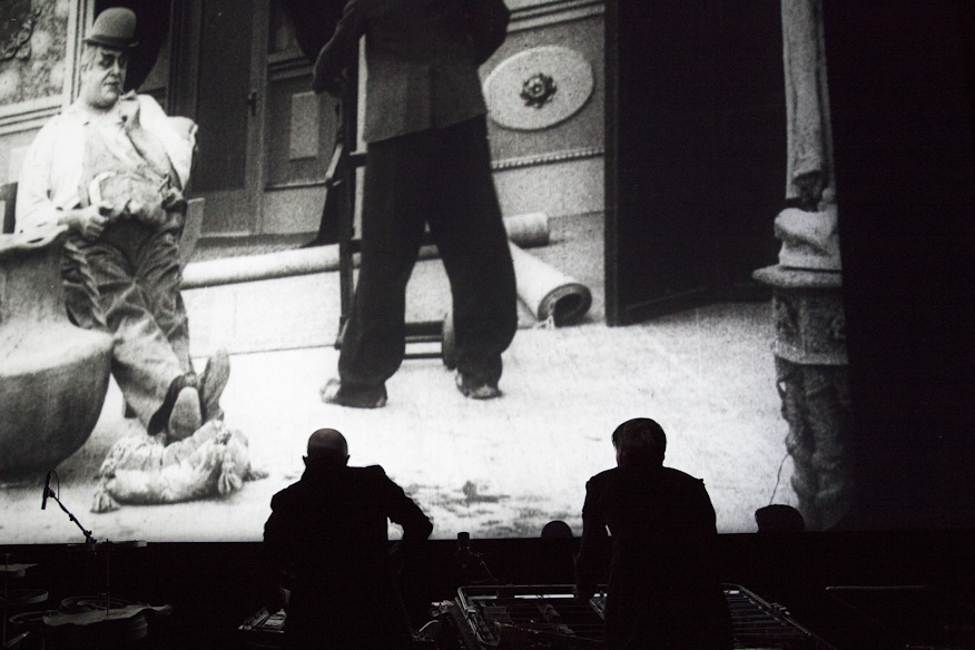 Cleaning Women säestämässä mykkää