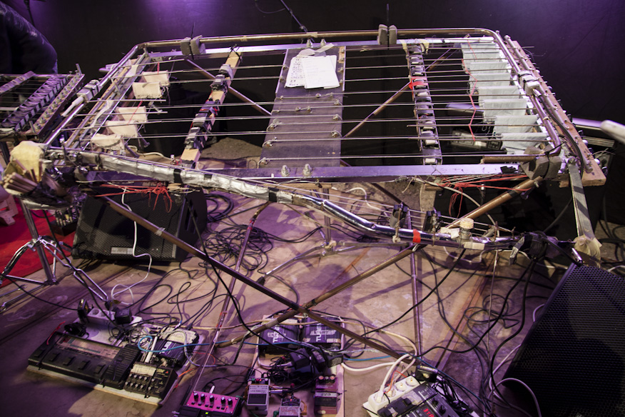 Cleaning Womenin soittokalustoa