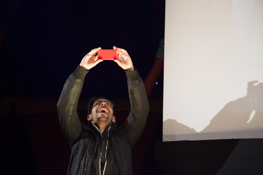 Kino Euphorian Carlos Marroquin ottaa kuvan yleisöstä pikkuteltassa