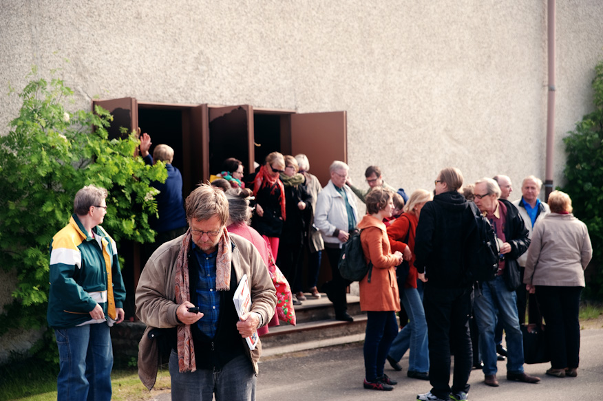 Yleisöä Almodovarin Suomen ensi-illan jälkeen