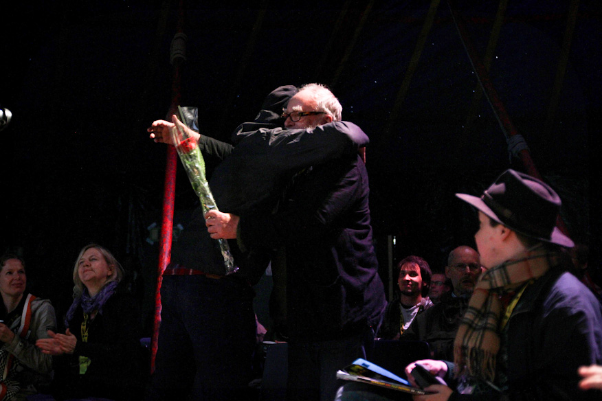 Anssi Mänttäri vastaanottaa kukkia ja halauksen Romanssi-elokuvansa ensi-illassa