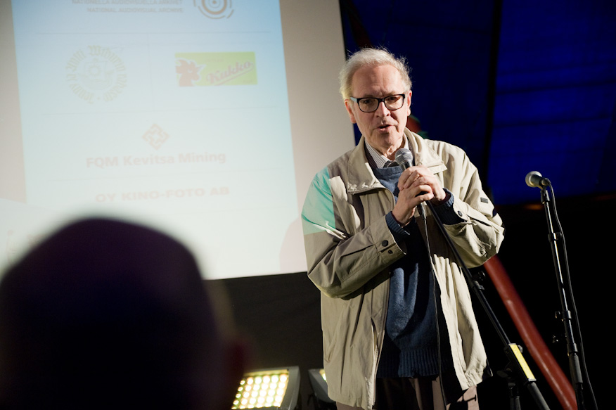 Peter pitämässä puhetta Kohoselle