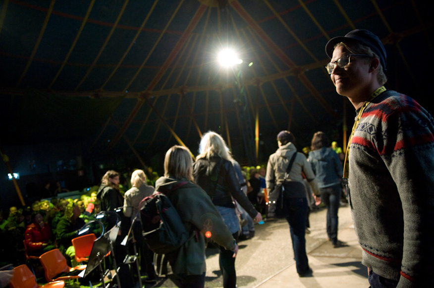 Yleisöä saapuu Grease-näytökseen