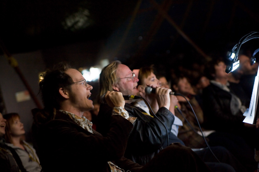 Tommi Penttinen, Jari Sedergren ja Iida Simes laulamassa Greasen tahtiin