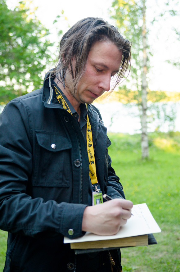 Jan Forsström kirjoittaa nimensä vieraskirjaan