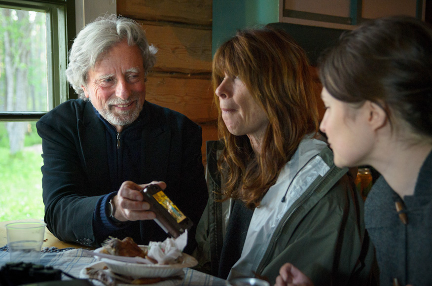 Philip Kaufman esittelee kuvia Milja Mikkolalle