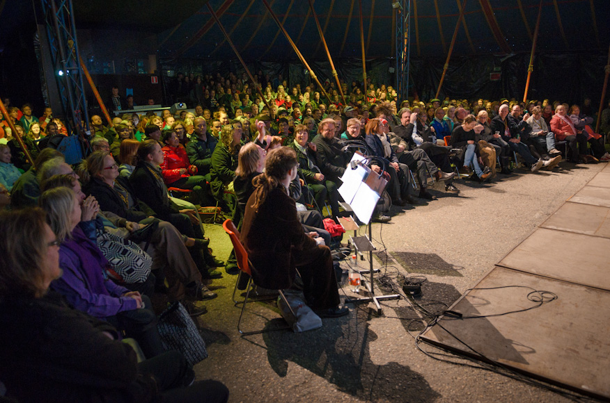 Grease-karaoke veti ison teltan täyteen