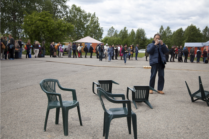 Pitkä jonotus pikkuteltalle