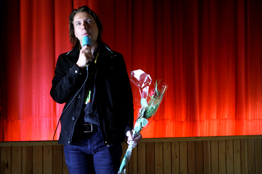 Jan Försström esittelemässä ensi-iltaelokuvaansa Silmäterä