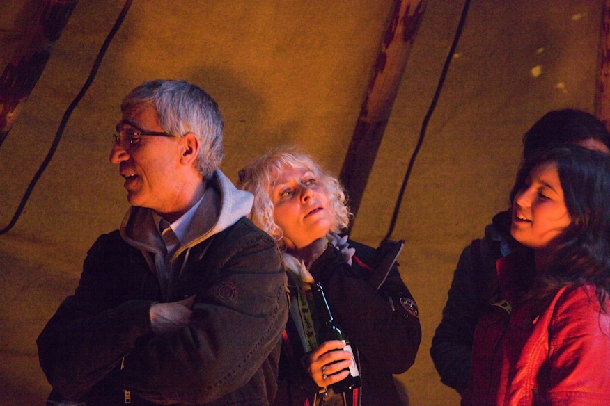 Boyacioglu seurueineen laulaa kodassa turkkilaista kappaletta