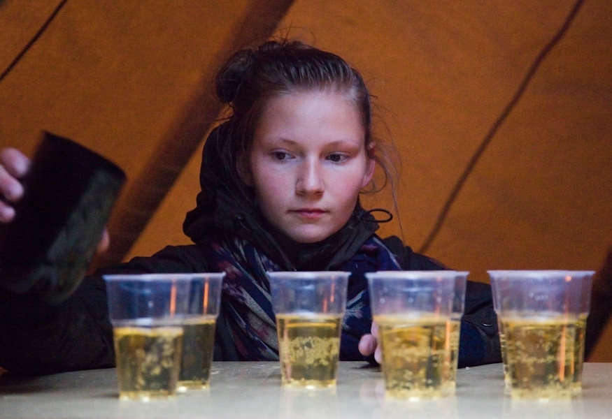 Alli Mattila kaataa vieraille lisää juotavaa