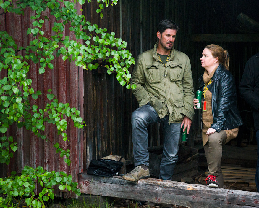 Tommi Korpela ja Elina Knihtilä sadetta pitelemässä