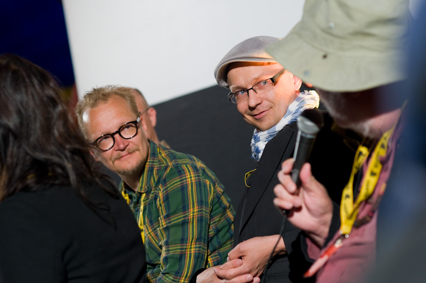 Janne Reinikainen ja Mika Ronkainen kotimaisten tekijävieraiden keskustelussa