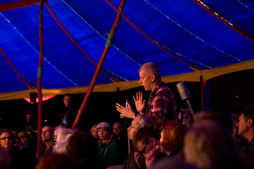 Axa Sorjanen kuvailemassa