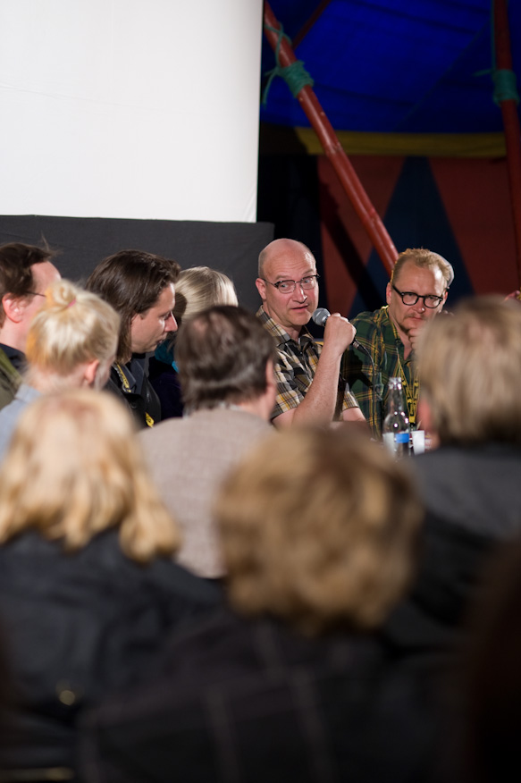 Mika Taanila kotimaisten tekijävieraiden keskustelussa