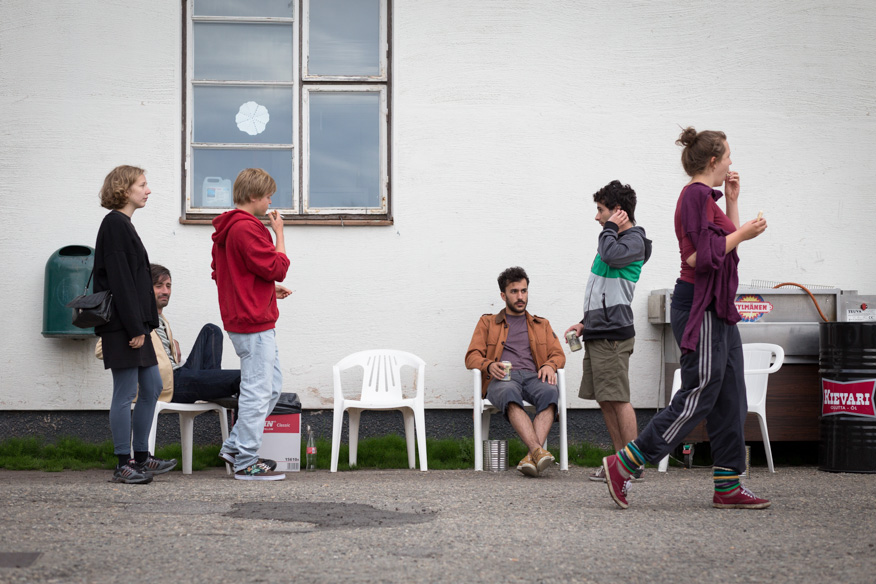 Talkoolaiset nauttimassa virvokkeista