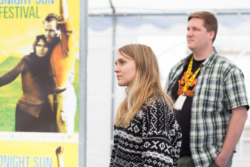 Näytöksiä odotellessa