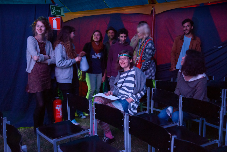 Kansainvälinen siivousryhmä tutustuu pieneen telttaan