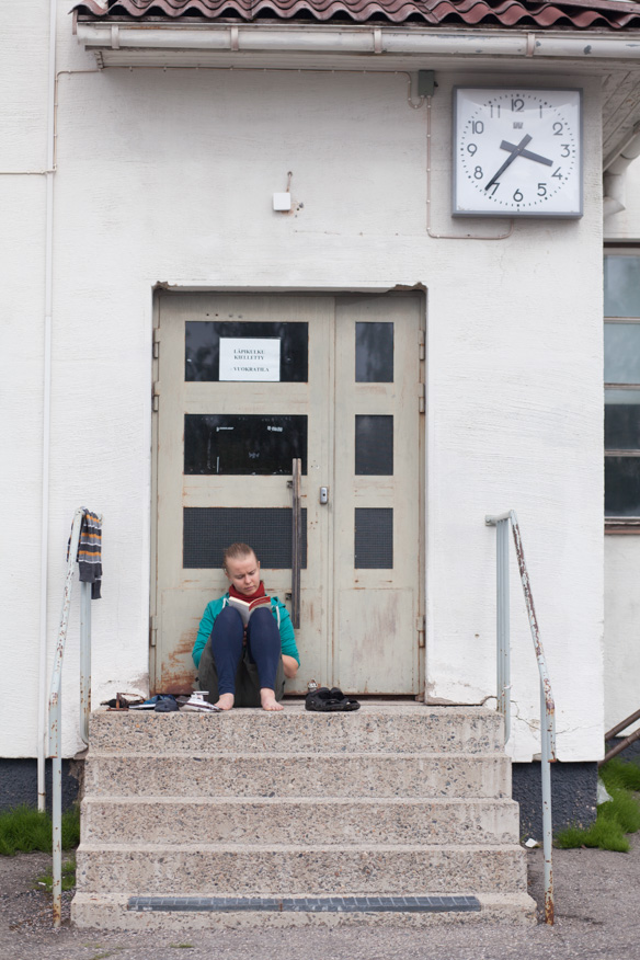 Talkoolainen lukemassa