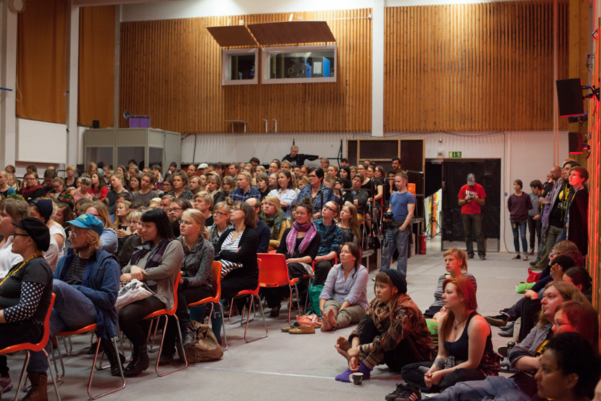 Talkoolaisia aloitusinfossa