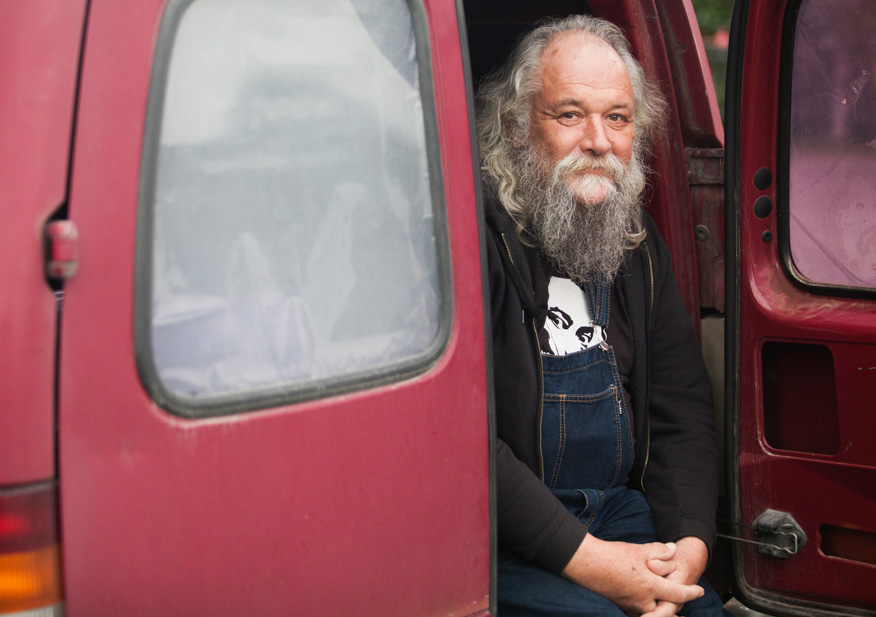 Vanha telttajengiläinen Antti majapaikkansa ovella