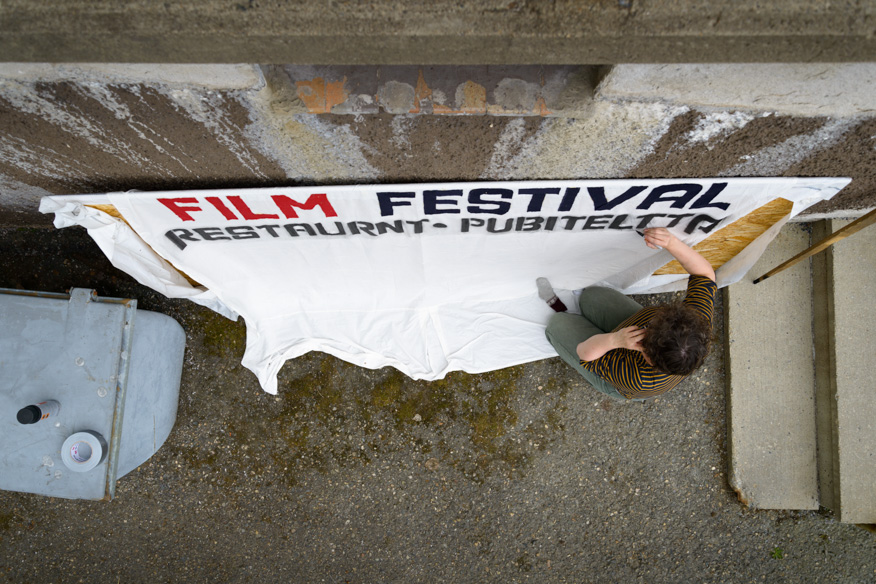 Pubiteltan mainoslakanakin syntyi käsityönä