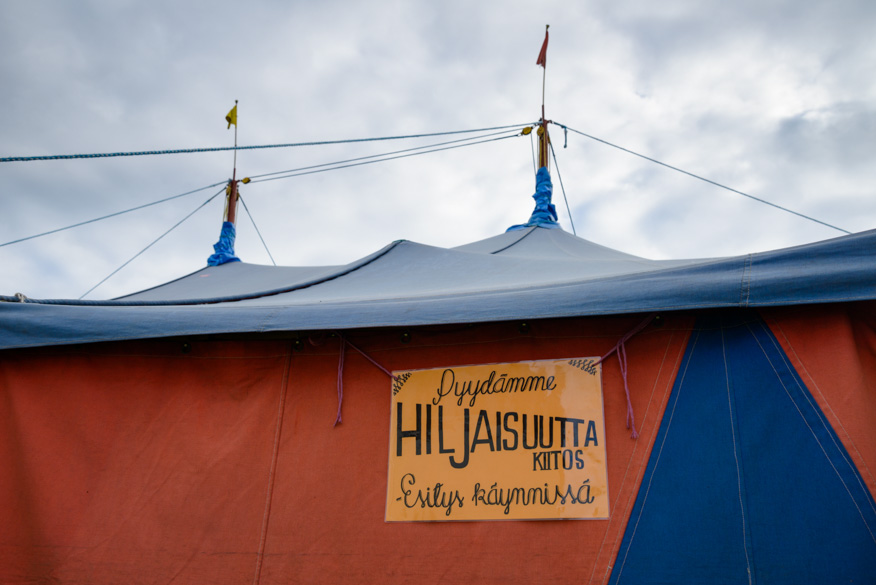 Pikkuteltta pyytää hiljaisuutta