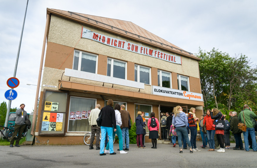 Lapinsuun edusta keräsi väkeä avajaisnäytöksen alla