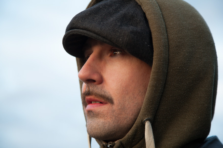 Cleaning Womenin Timo Kinnunen paistattelee keskiyön auringossa