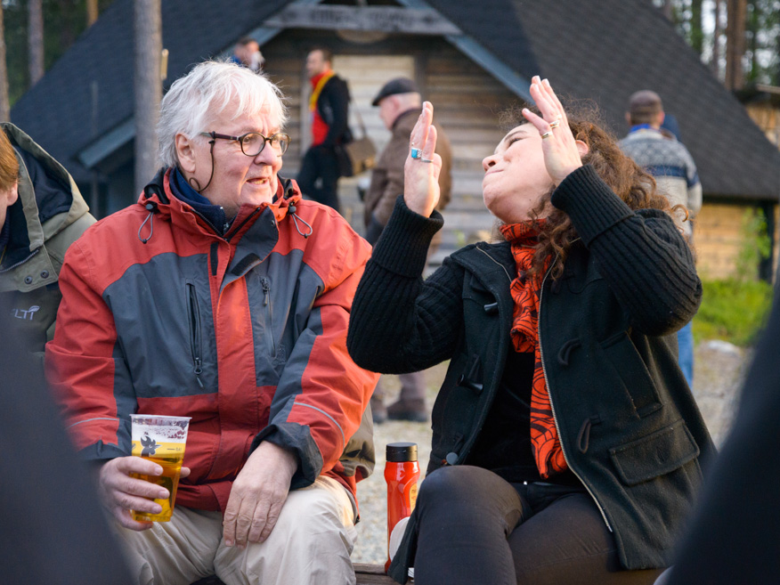 Olli Vesala ja Samantha Fuller Kitisen eräkodalla