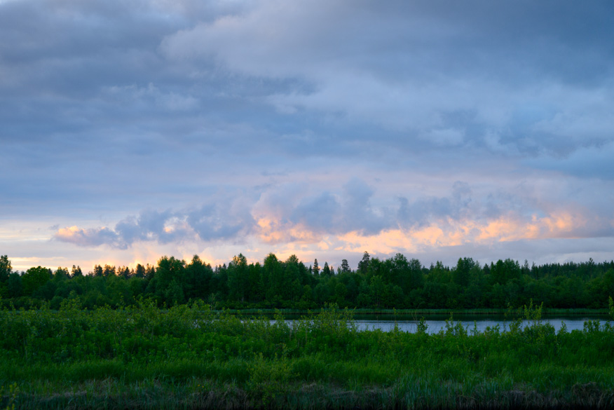 Taivas Kitisen eräkodasta käsin näytti perjantai-iltana komealta