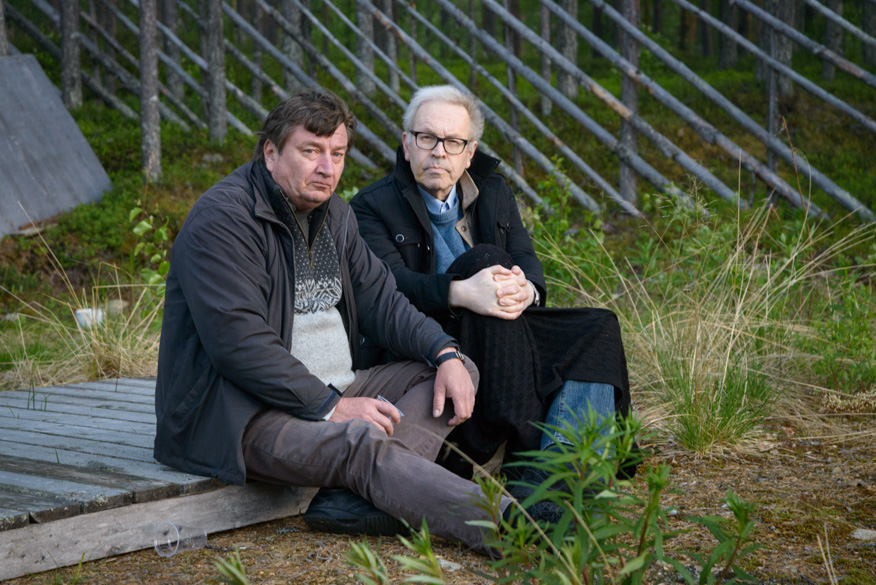 Aki ja Peter pehmeässä iltavalossa