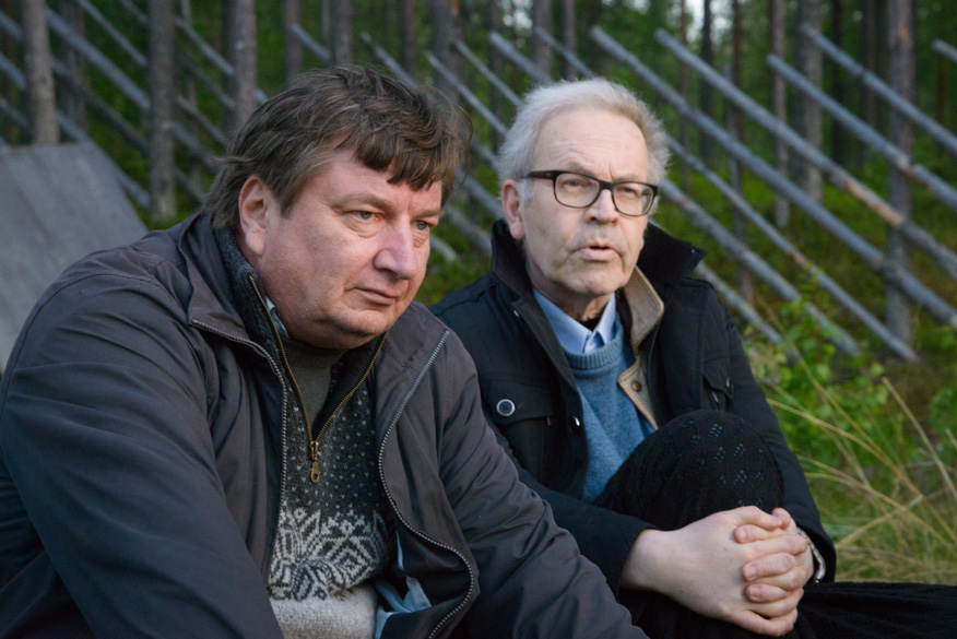 Aki ja Peter pehmeässä iltavalossa